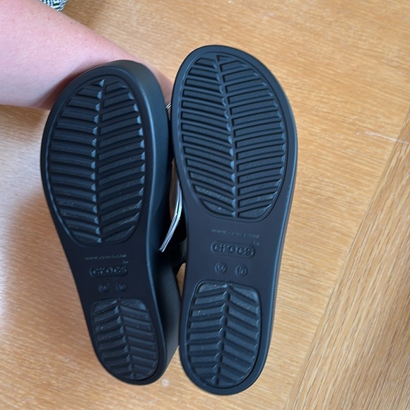 CROCS Women's Black Brooklyn Woven Wedges - Picture 4 of 7